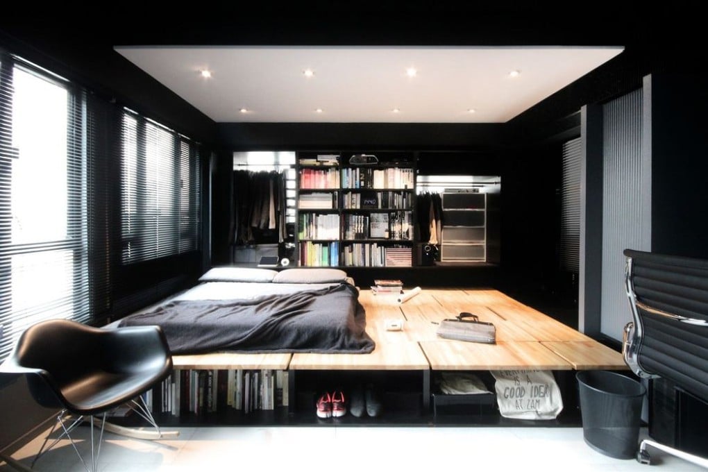 Horizontal elements are white while the background is black,
creating a visual illusion of a wider room. A subtle gradation
can be found - floor is light grey, walls are dark grey, while the
higher half of the ceiling is black.