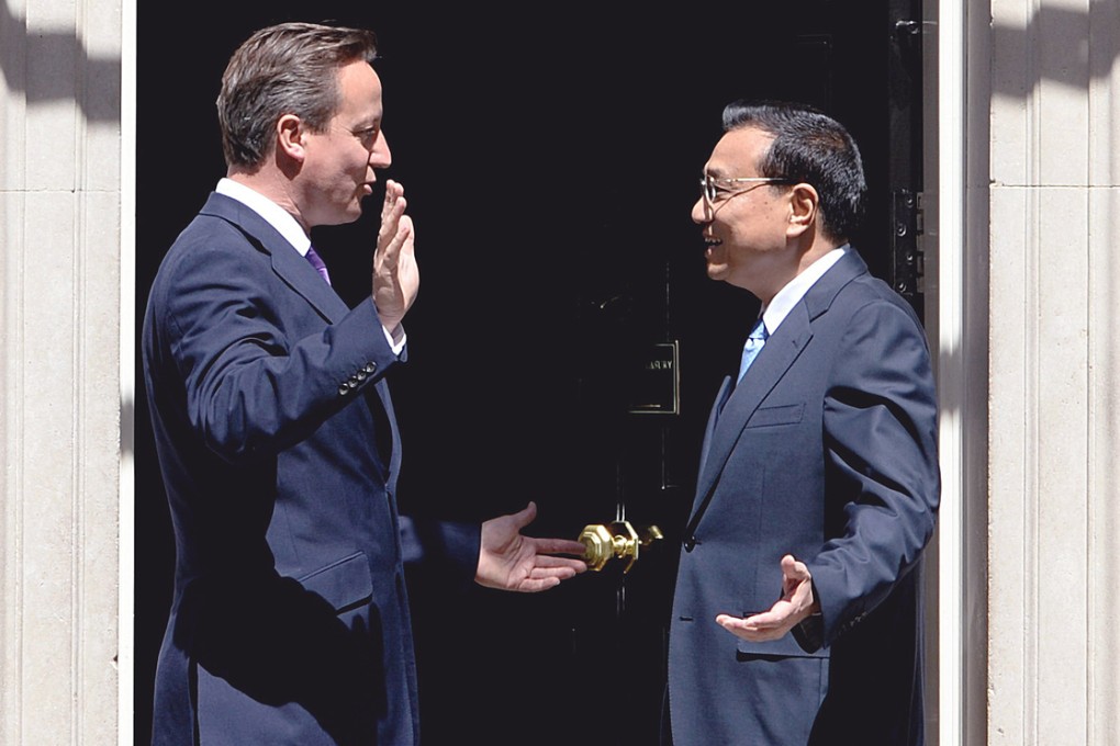 David Cameron and Li Keqiang speak while posing for photos in front of 10 Downing Street. Photo: Xinhua
