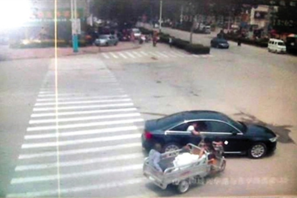 CCTV footage shows the suspect attacking two villagers with the pepper spray. Photo: The Beijing News