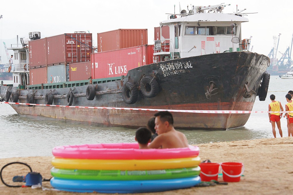 Some beachgoers didn't let the grounded vessel spoil their enjoyment as authorities began assessing the damage. Photo: Dickson Lee