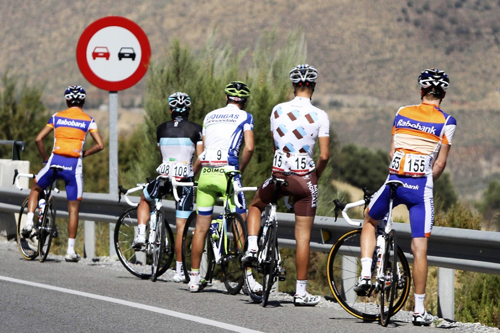 Riders urinate during the "La Vuelta" cycling race. Photo: Reuters