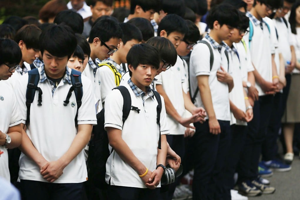 Students who survived the April 16 ferry disaster gather at the main gate as they make their way back to school in Ansan. Photo: Reuters