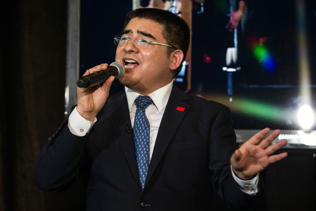 Chen Guangbiao sings "We are the World" to a group of approximately 200 homeless people, whom he treated to lunch at the Boat House in Central Park, on June 25, 2014 in New York City. Photo: AFP