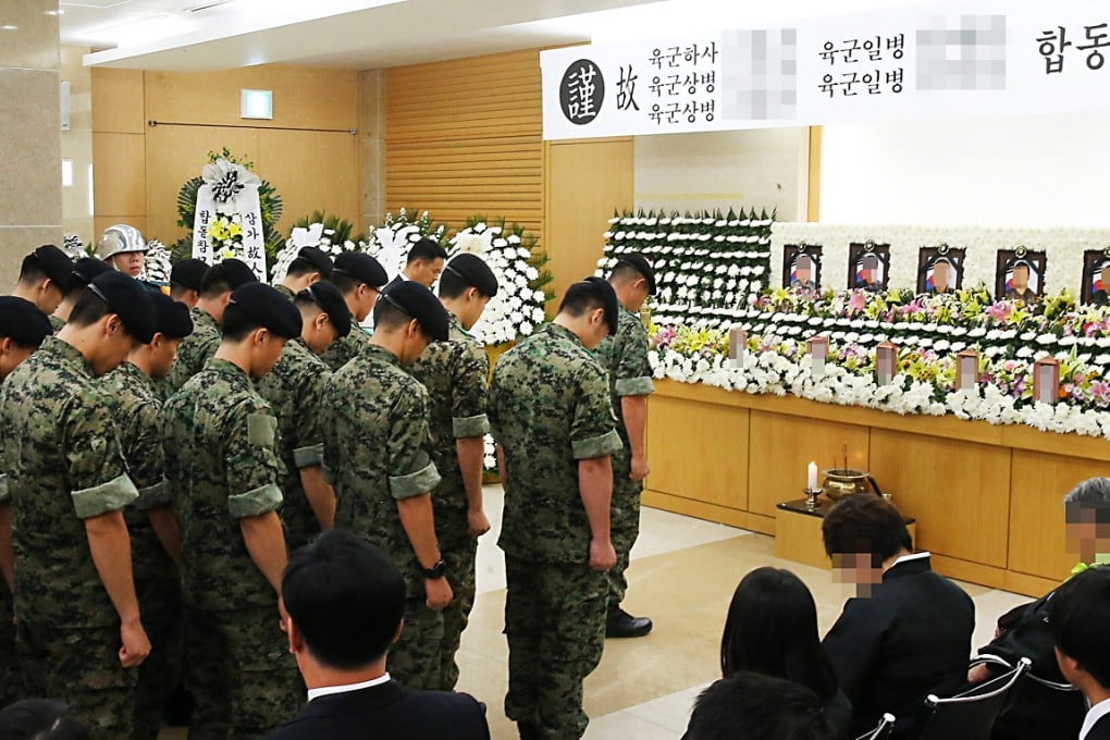 South Korean soldiers pay tribute at a joint altar for five Army soldiers who were killed in a shooting spree at an Army hospital in Seongnam, south of Seoul. Photo: EPA