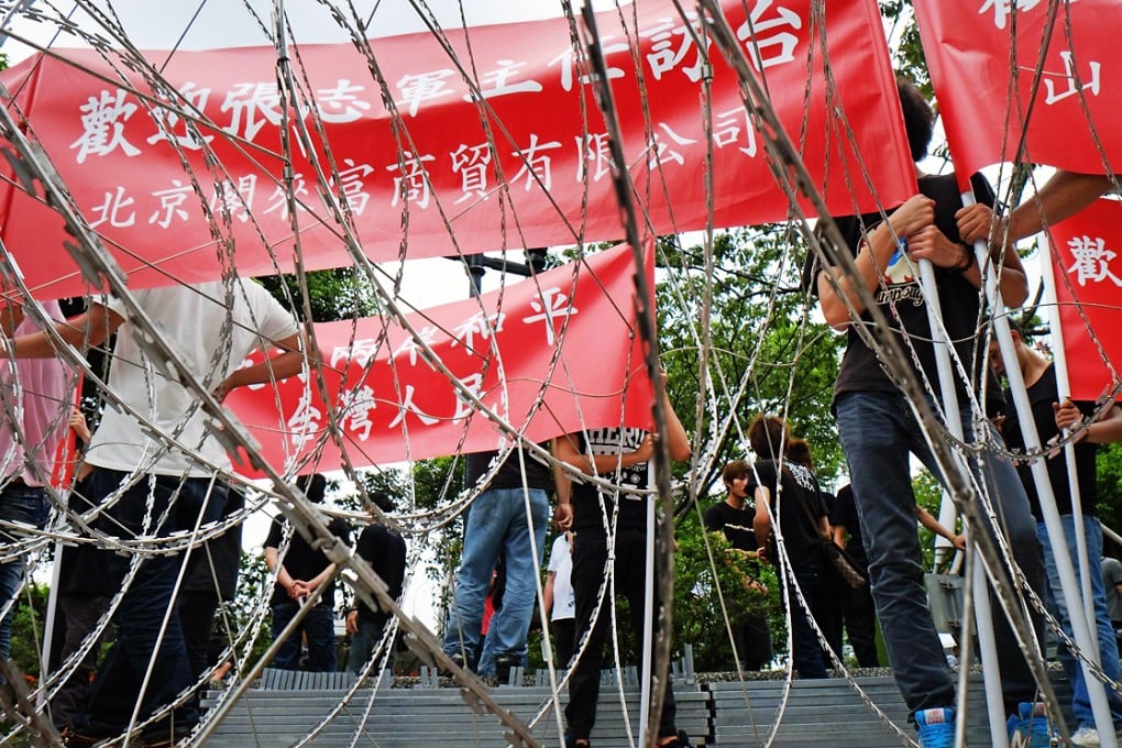 Supporters of envoy Zhang Zhijun display banners welcoming him to Taiwan, amid tight security during his visit to New Taipei City. Photo: AFP