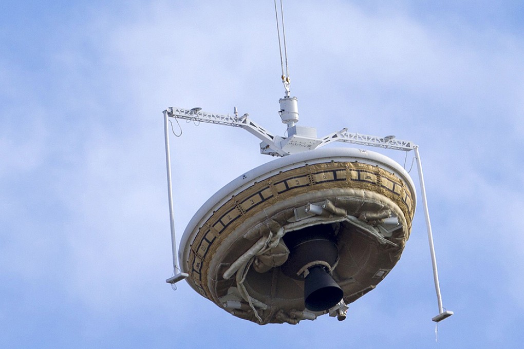 A saucer-shaped test vehicle, which tests equipment for landing on Mars, is lifted up by a high altitude balloon in Kauai, Hawaii on Saturday. Photo: Reuters