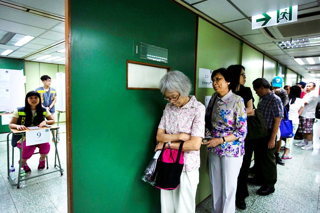 People queue up to vote in Occupy's poll on Sunday. Employees of the 'Big Four' accounting firms have distanced themselves from an anti-Occupy ad the firms released last week. Photo: Reuters