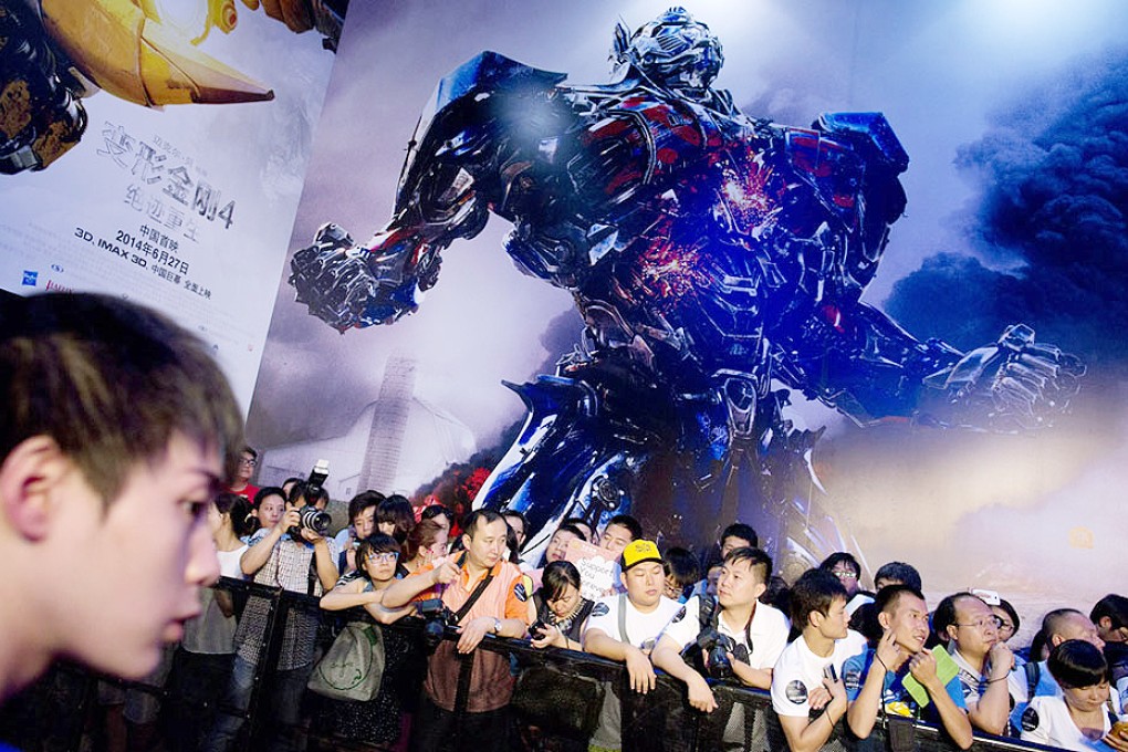 Chinese fans wait to see movie stars during the premiere of movie "Transformers: Age of Extinction" at a theatre in Beijing. Photo: AP