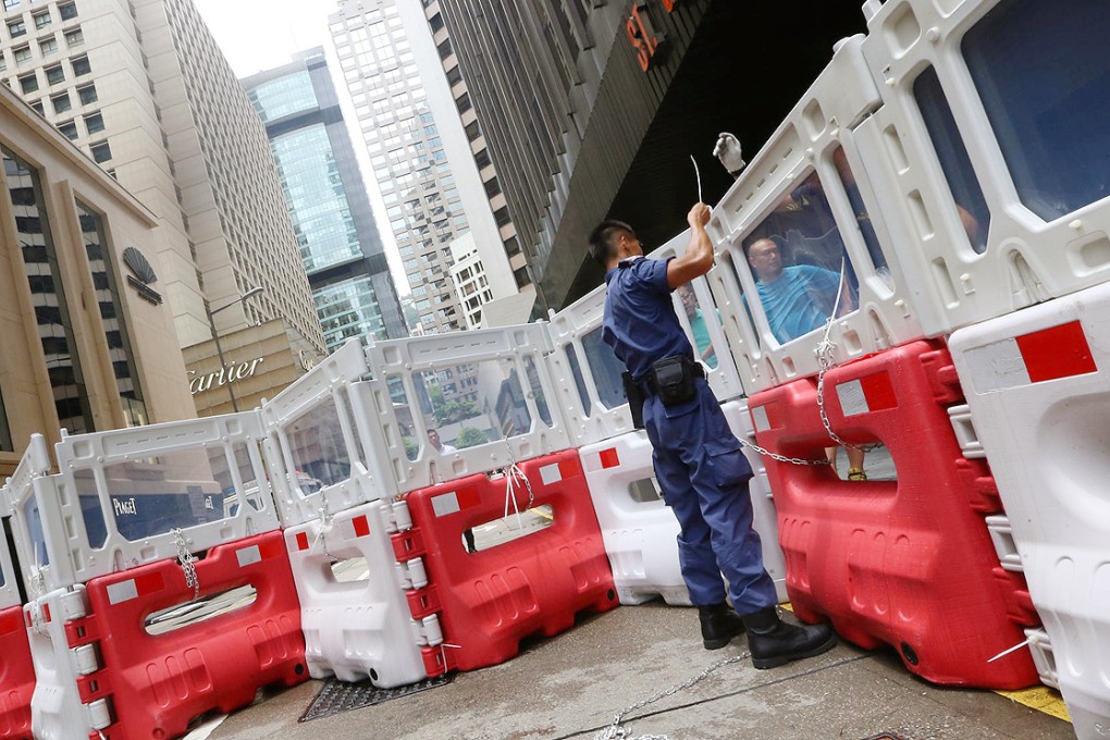 Police set up water-filled barriers in Central ahead of the demonstrators' arrival. Photo: David Wong