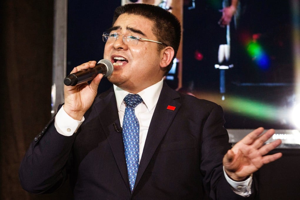 Chen Guangbiao singing to a group of homeless people on a controversial recent trip to New York. Photo: AFP