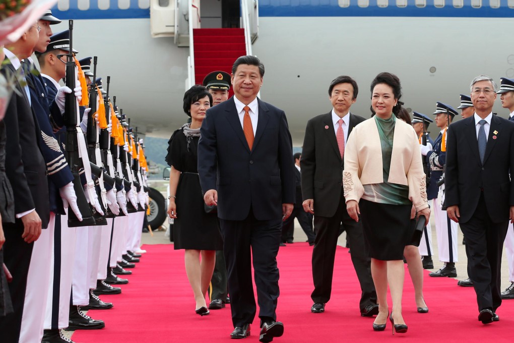 Chinese President Xi Jinping and his wife Peng Liyuan inspect an honor guard upon their arrival at Seoul Military Airport in Seongnam, South Korea. Photo: Xinhua
