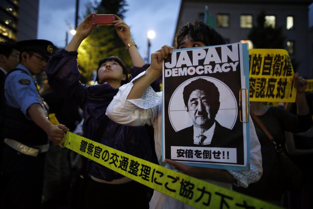 Japanese protest against Abe's plan to drop a ban on Japanese forces fighting abroad. Photo: Reuters