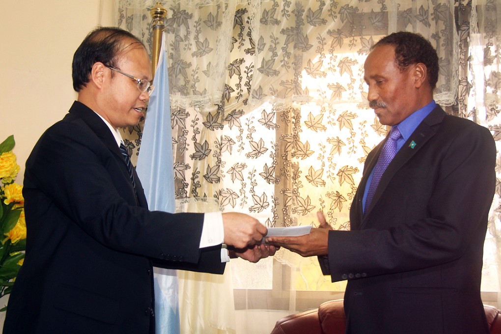 China's new ambassador to Somalia Wei Hongtian (left) presents credentials to Somalia's Foreign minister Abdirahman Mohamed Beileh at a ceremony at his office in Mogadishu, capital of Somalia. Photo: Xinhua