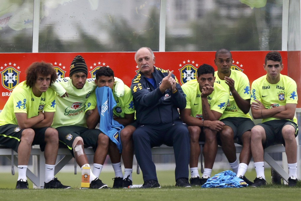 Felipe Scolari explains something to his players in training. Photo: AP