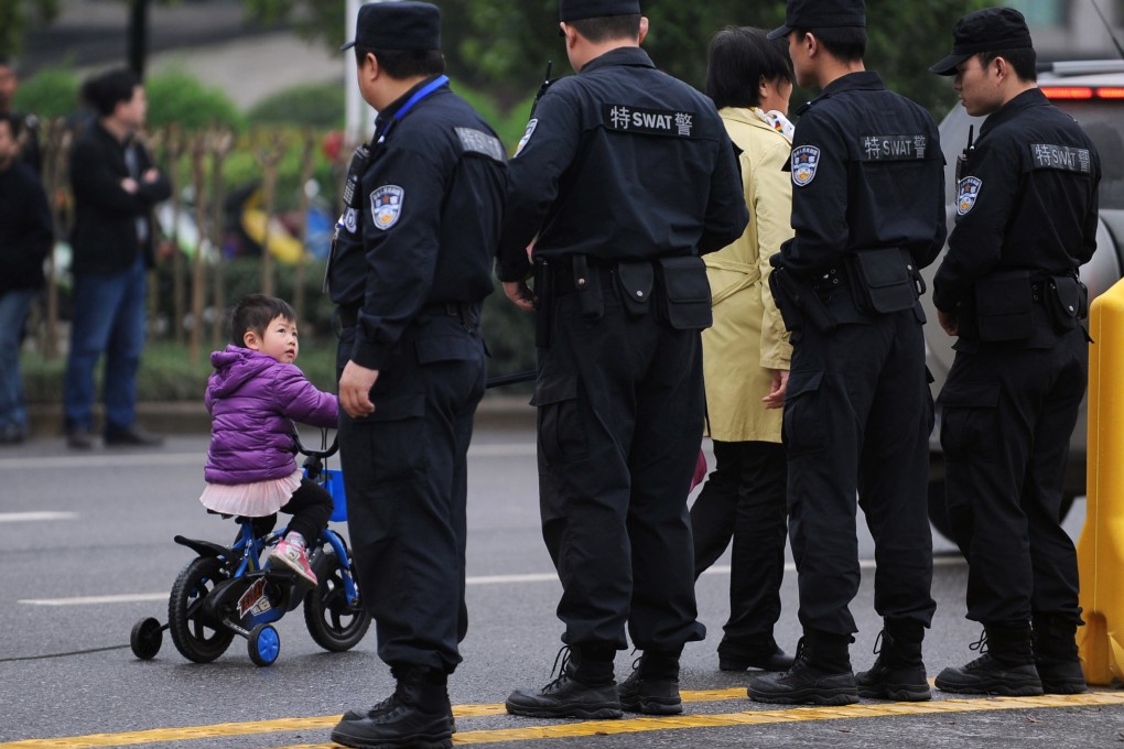 Pyramid scheme members attack raiding police officers