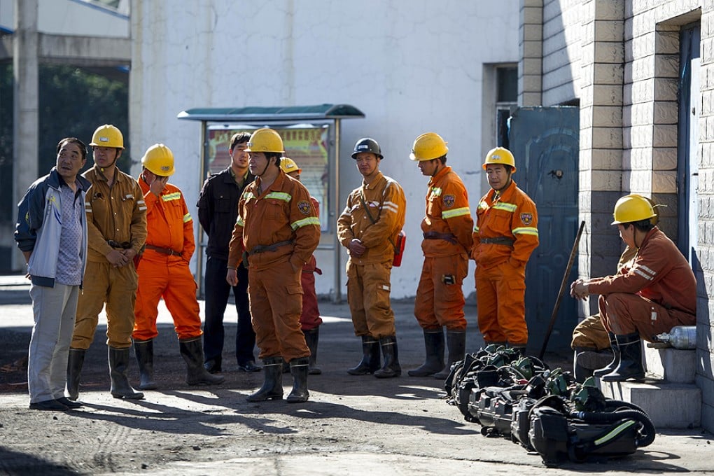 Rescuers wait to enter the pit where a gas blast has trapped 17 miners. Photo: Xinhua