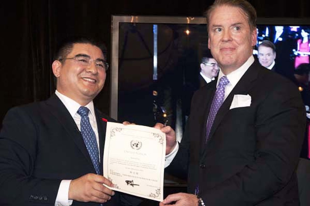 Photo of Chinese billionaire Chen Guangbiao receiving a certificate from Patrick Donohue, who identified himself as the chairman of New York-based China Foundation for Global Partnership. Photo: Weibo