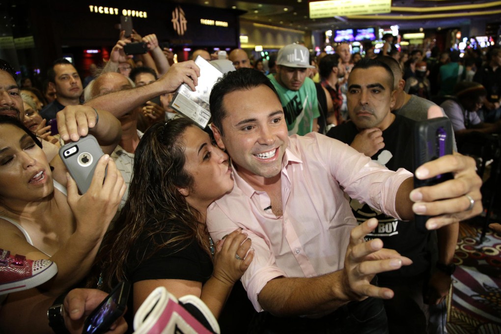 Oscar De La Hoya takes a selfie last week in Las Vegas. Photo: AP