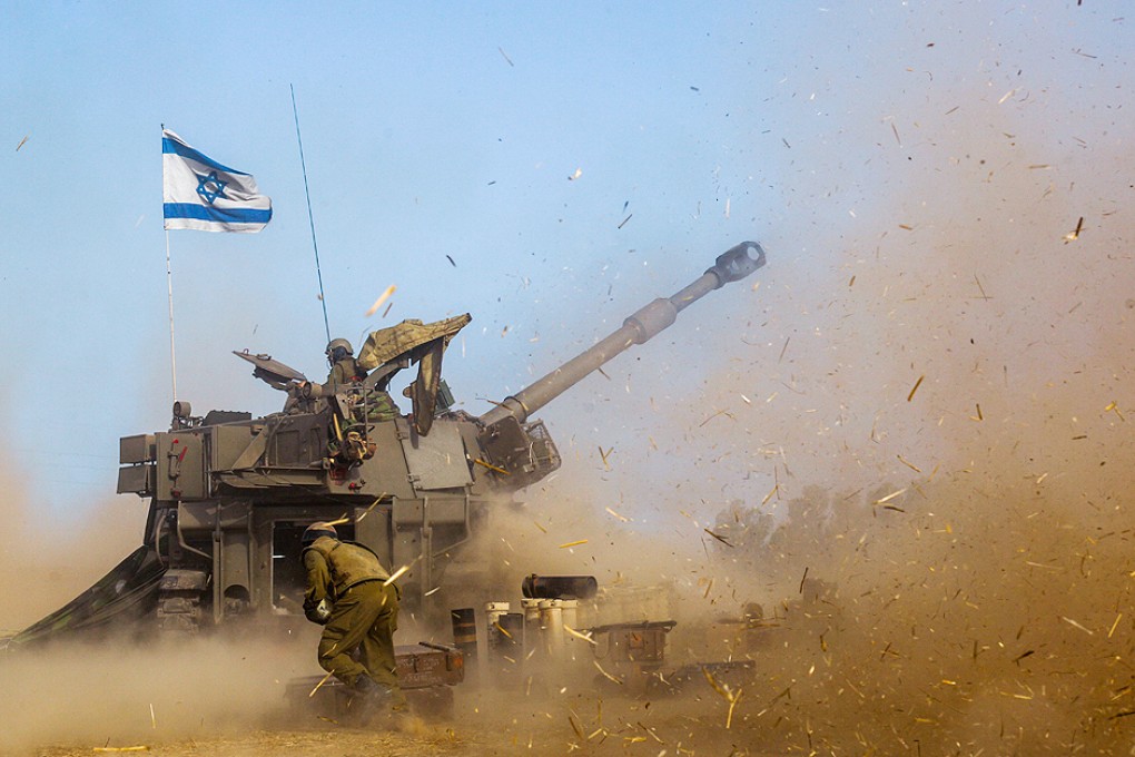 Israeli soldiers on a 155mm M109 Dores self-propelled howitzer fire a shell towards Gaza on Saturday. The assault has now reached six days. Photo: Xinhua