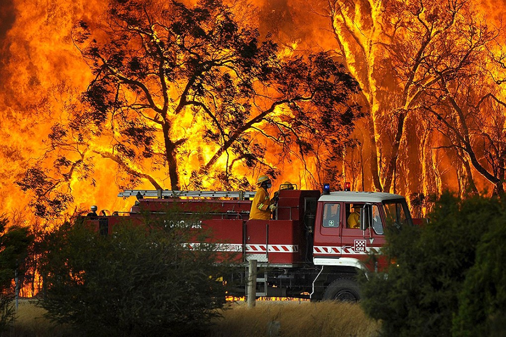 A wildfire threatens homes near the township of Tonimbuk in Victoria. Photo: EPA
