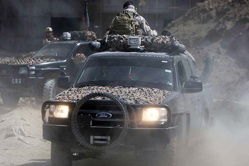 Afghan soldiers leave the site of attack at Kabul airport. Photo: Xinhua