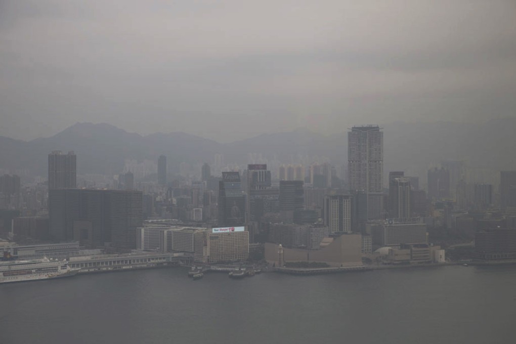 Smog shrouds buildings in Hong Kong. Photo: Bloomberg