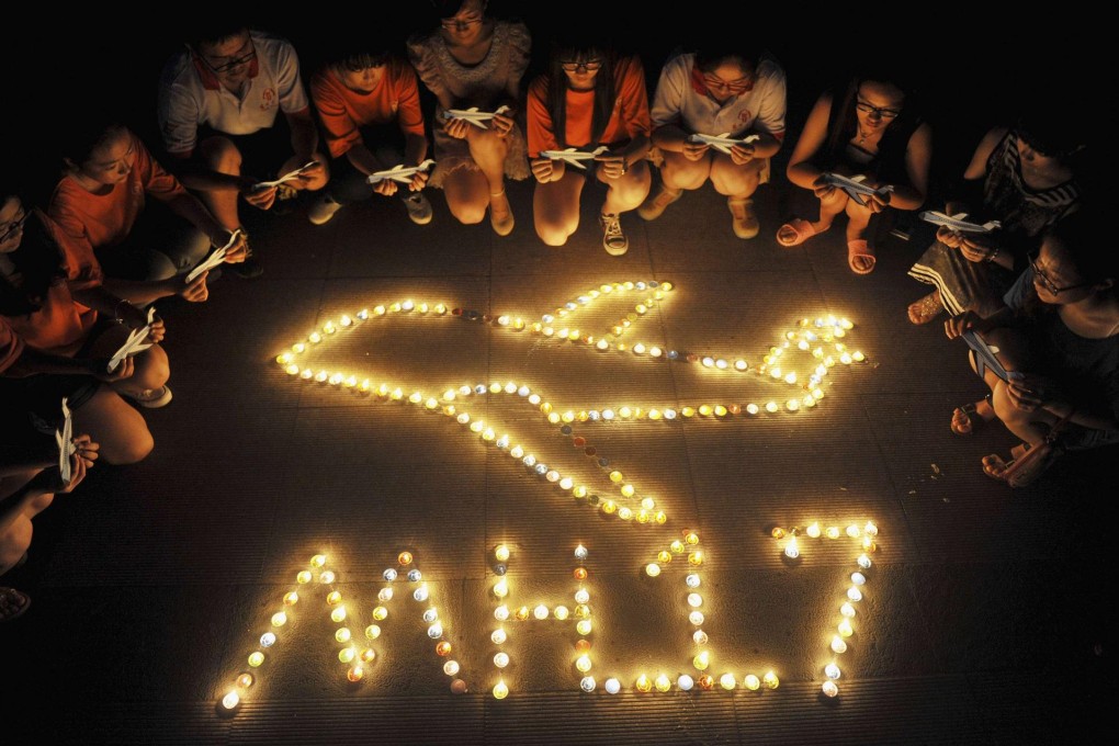 Students in Yangzhou , Jiangsu province, hold a candlelight vigil for those who died on Malaysia Airlines Flight 17. Photo: Reuters