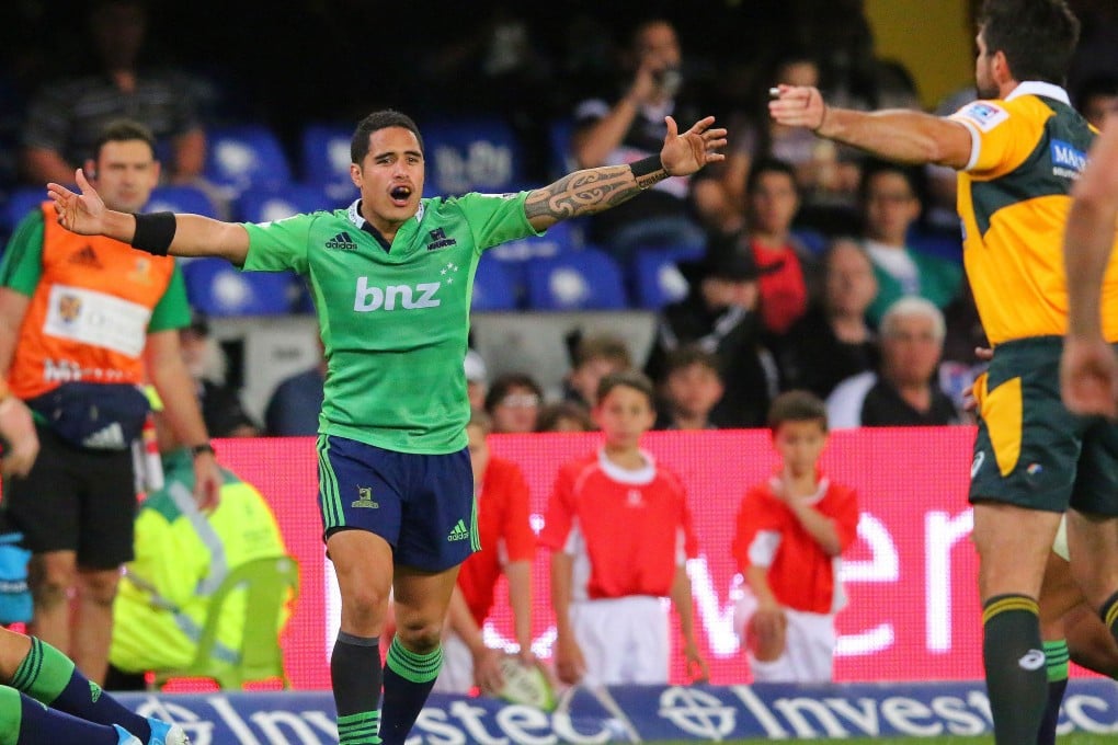 Aaron Smith (left) of the Highlanders appeals to referee Steve Walsh (right) during their qualifying play-off match against the Coastal Sharks in Durban. The Sharks won 31-27. Photo: AFP