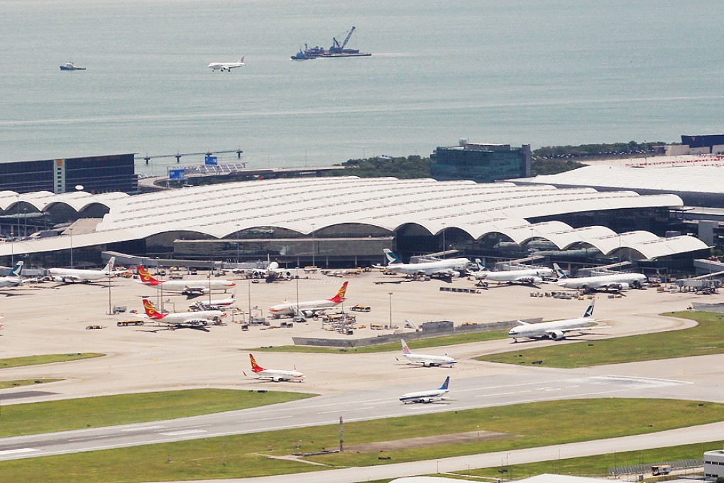 Third Hong Kong runway gets backing of 2,500 pilots 'to stop air congestion'