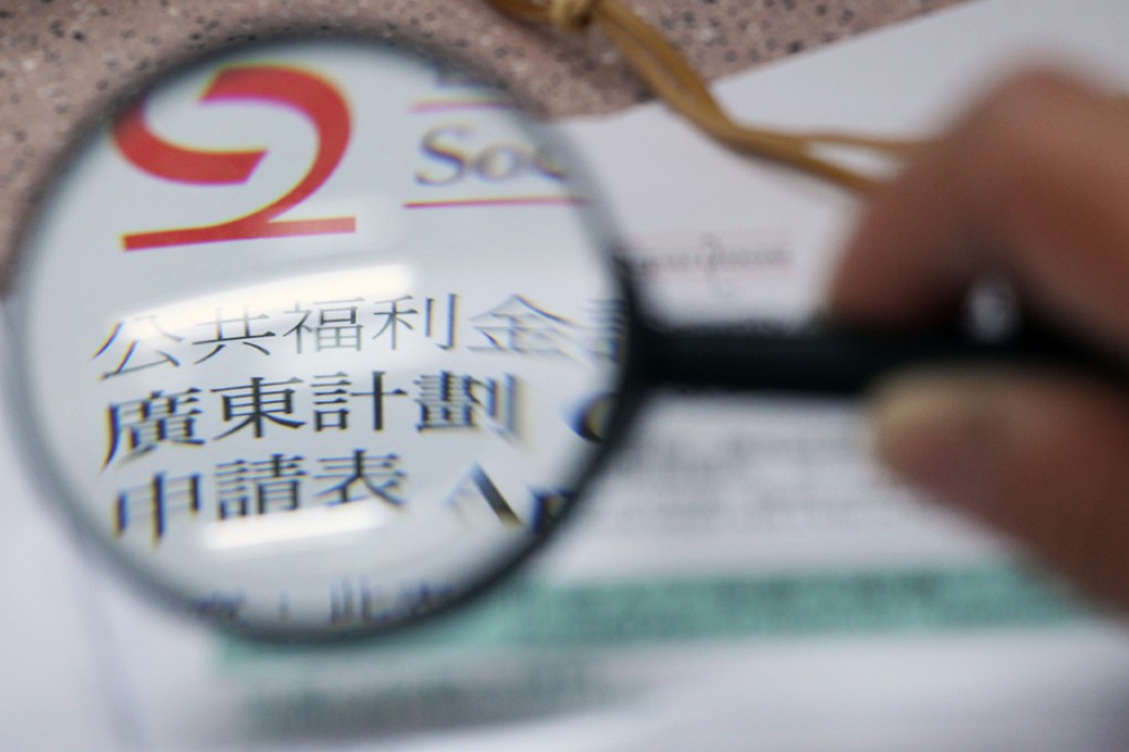 Guangdong retirees collect their fruit money