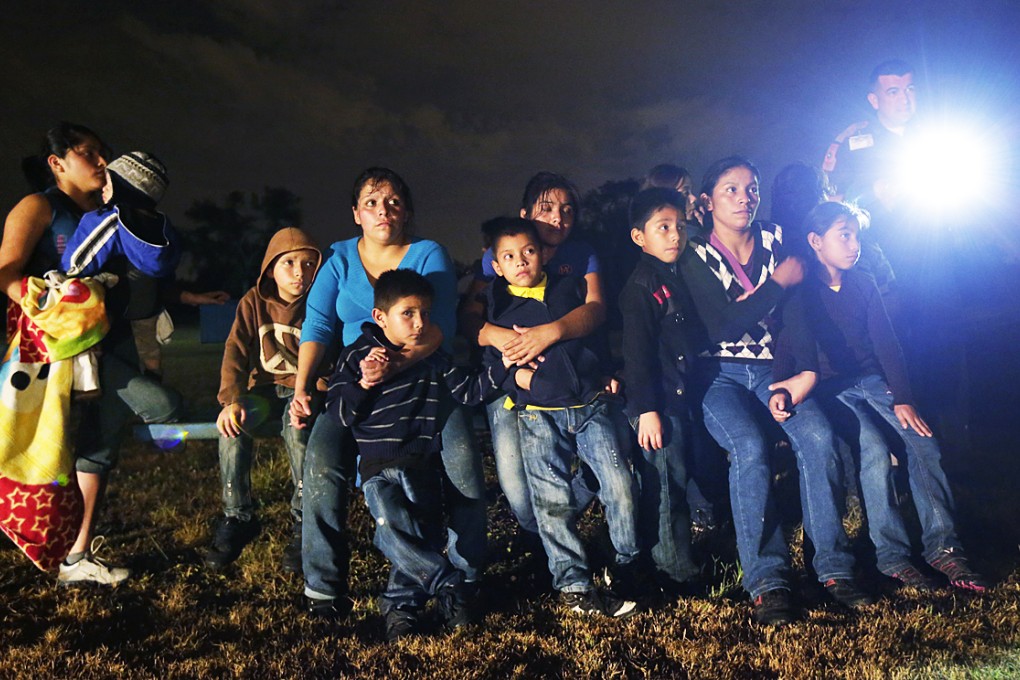 A group of immigrants from Honduras and El Salvador who crossed the US-Mexico border illegally are stopped in Granjeno, Texas. Photo: AP