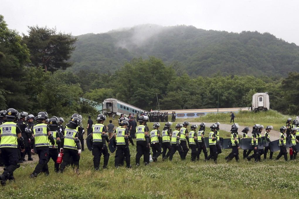 Police storm a church during the search for Yoo Byung-Eun. Photo: AP