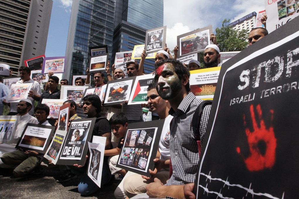 As many as 500 protestors staged a protest outside both the US Consultant General office in Central and Israel Consulate General office at Admiralty against the use of force by Israel on civilians in Gaza.