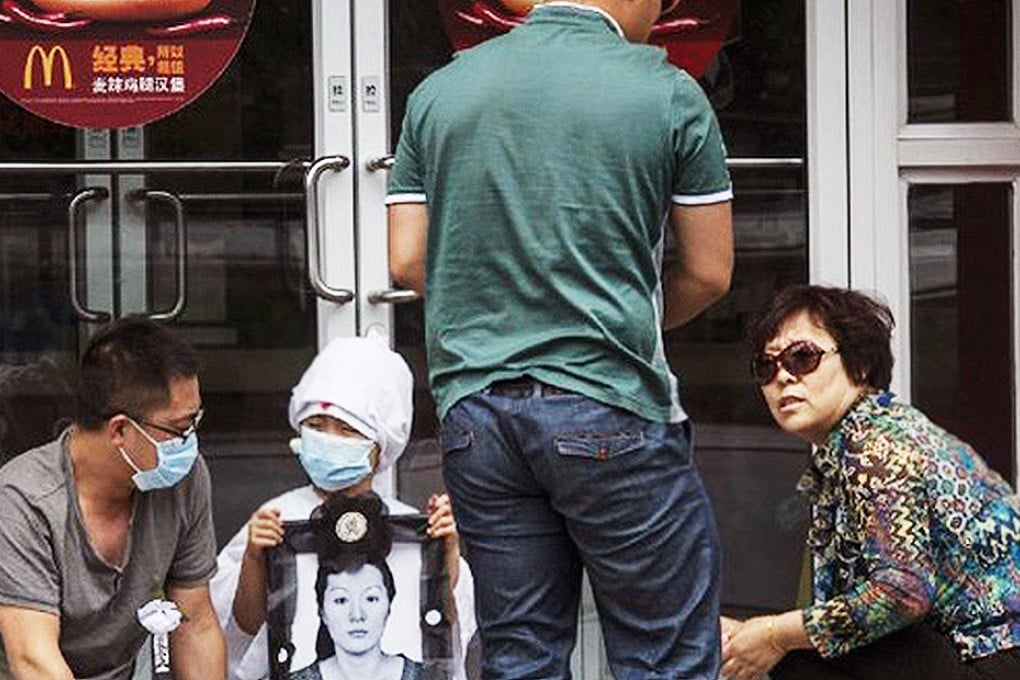 The family of victim Wu Shuoyan mourn in front of the McDonald's restaurant in Shandong in which she was killed. Photos: SCMP Pictures