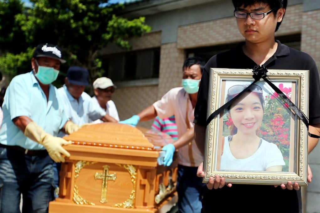 Chen Poh-jrui holds a photo of his fiancée, Wu Tzu-ying. Wu was a flight attendant aboard TransAsia flight 222, which crashed on Penghu Island on Wednesday. Photo: EPA