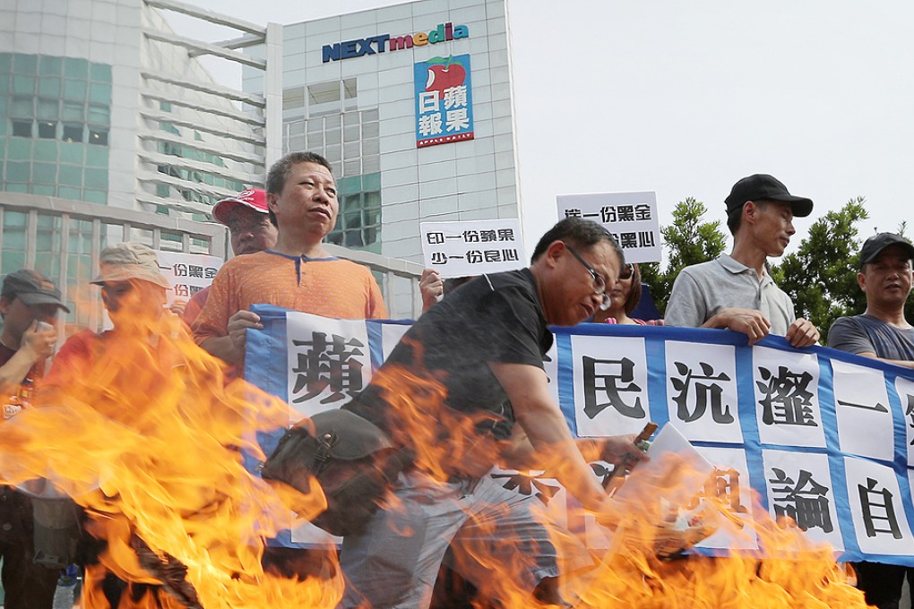 The Voice of Loving Hong Kong protest outside ICAC to demanding an investigation into pan-democratic lawmakers allegedly pocketing donations without declaring them. Photo: Sam Tsang