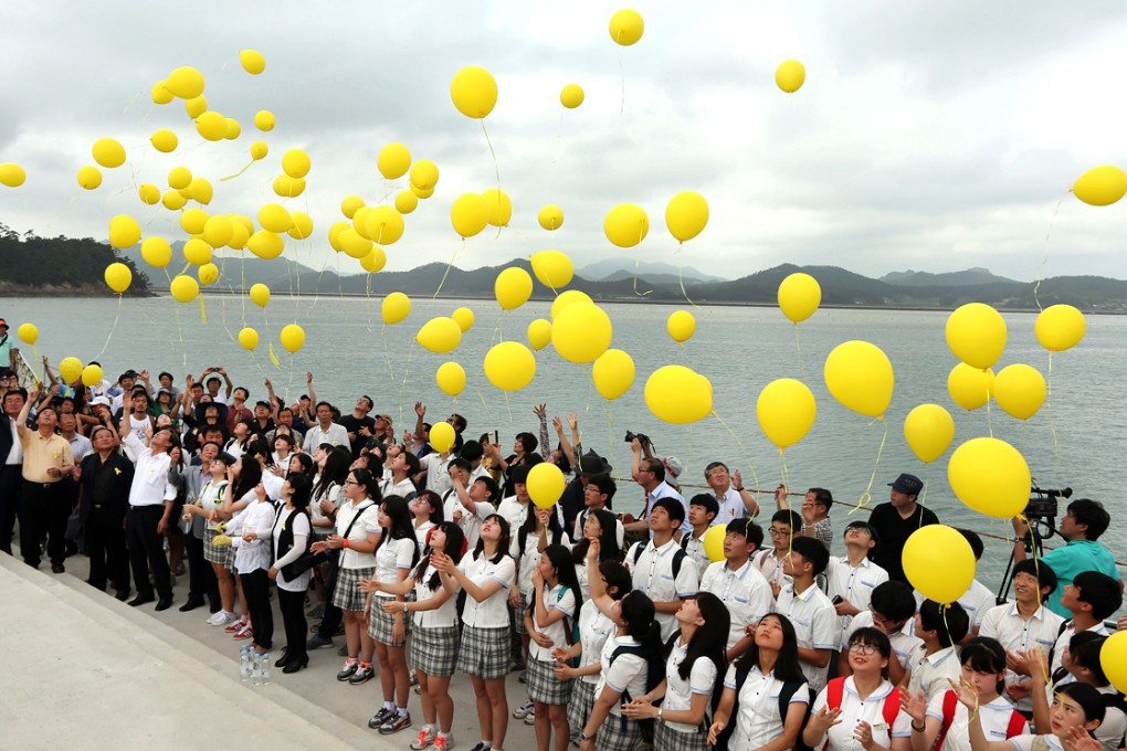 Relatives of missing passengers of the sunken ferry Sewol and citizens release yellow balloons in memory of the deceased and return of still missing passengers aboard the ship 100 days after the ferry sunk, at a port in Jindo. Photo: AP