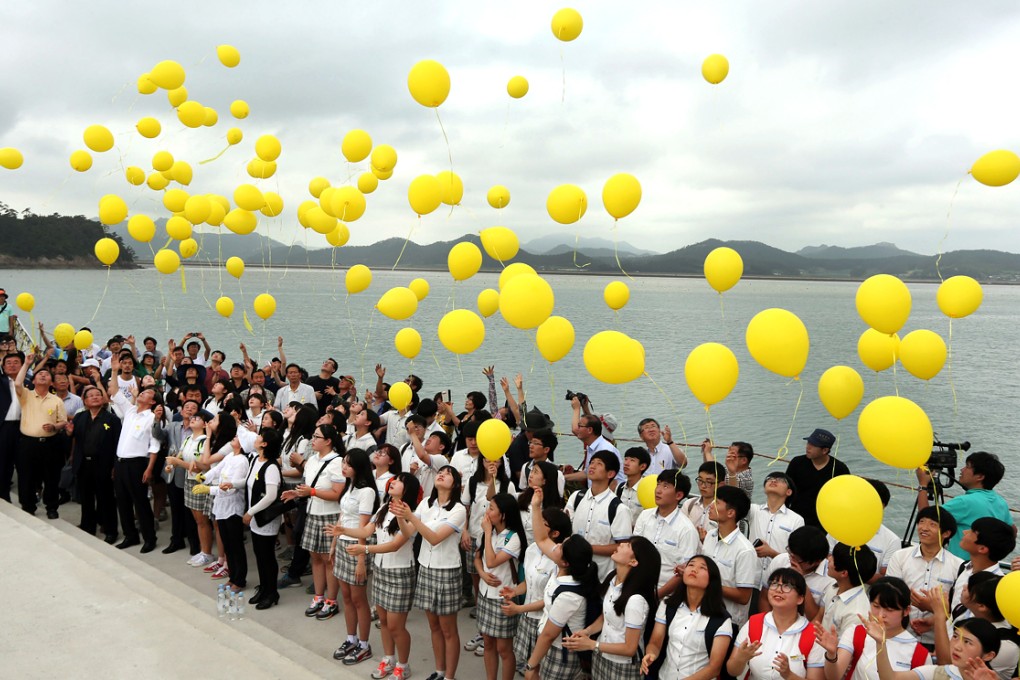 Relatives of missing passengers of the sunken ferry Sewol and citizens release yellow balloons in memory of the deceased and return of still missing passengers aboard the ship 100 days after the ferry sunk,  at a port in Jindo. Photo: AP