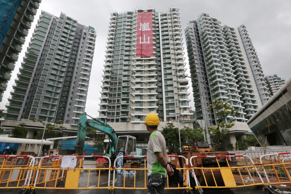 Cheung Kong released 492 flats for sale at Mont Vert in Tai Po on Saturday and sold 435 over the weekend. Photo: Felix Wong