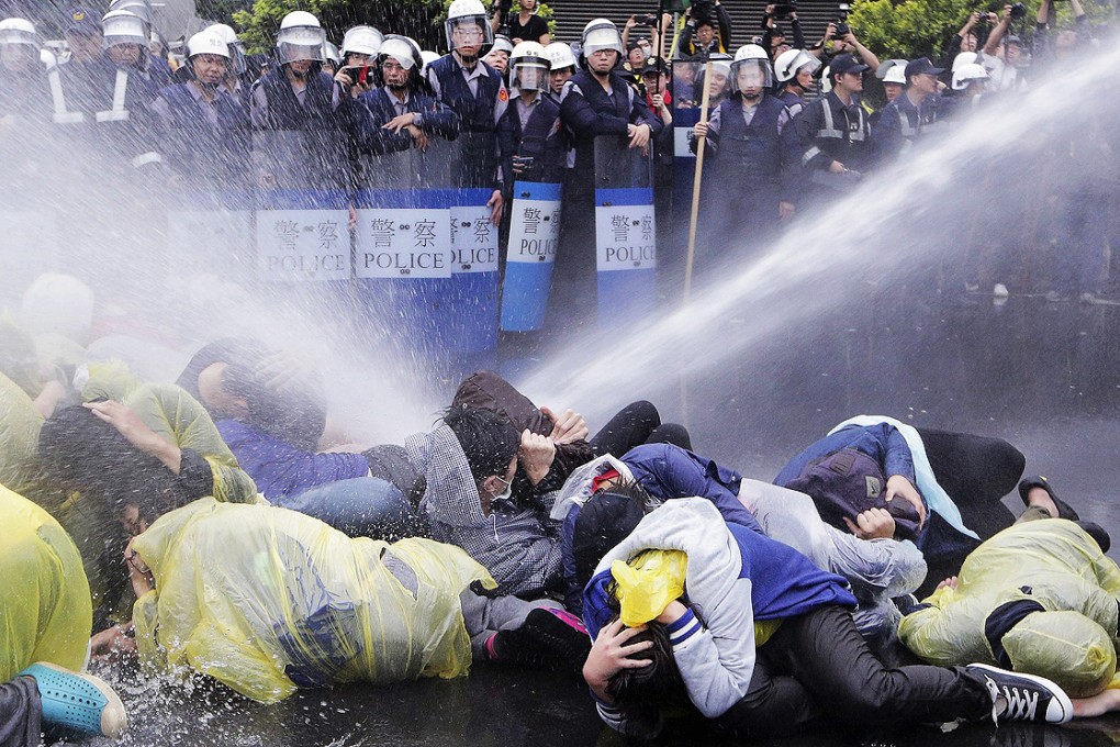Taiwanese police use a water cannon to disperse demonstrators in Taipei protesting against construction of a fourth nuclear plant in April. Photo: Reuters