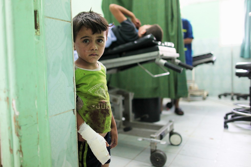 A Palestinian boy, who was injured in an Israeli attack, stands by door at Kamal Adwan hospital in Beit Lahia northern Gaza Strip, on Wednesday. Photo: Xinhua