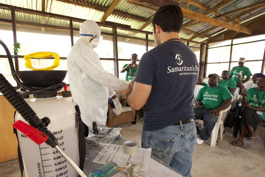 A Samaritan's Purse medical personnel demonstrates personal protective equipment to educate volunteers on the Ebola virus in Liberia. Photo: Reuters