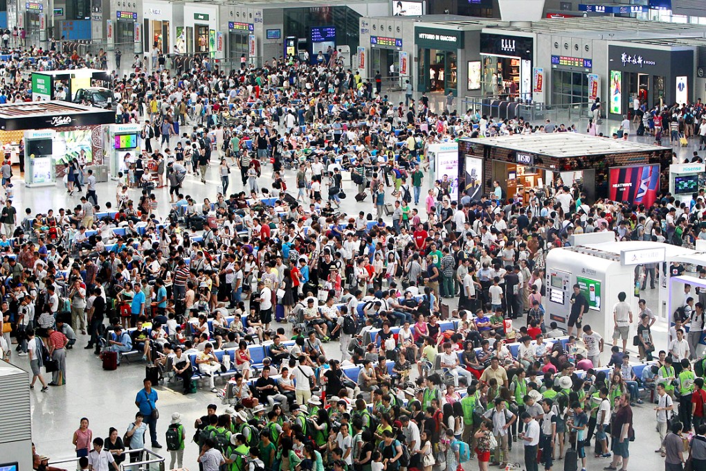 A large number of passengers wait for their trains at Hongqiao railway station in Shanghai as flight delays and cancellations hit the two main airports. Photo: Xinhua