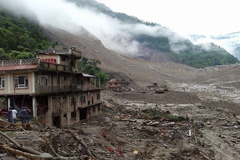 Rescue workers view the site of a massive landslide in the Sunkoshi river valley in northeastern Nepal on Saturday. Photo: Xinhua