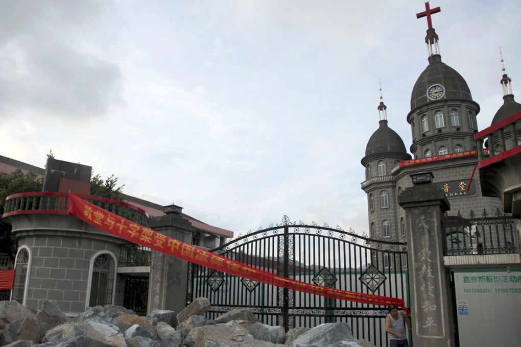 Rocks piled up in front of the gate of Zengshan Village Christian Church to prevent government workers from moving in equipment to demolish the cross on July 16, in Zengshan village, Pingyang county of Wenzhou. Photo: AP