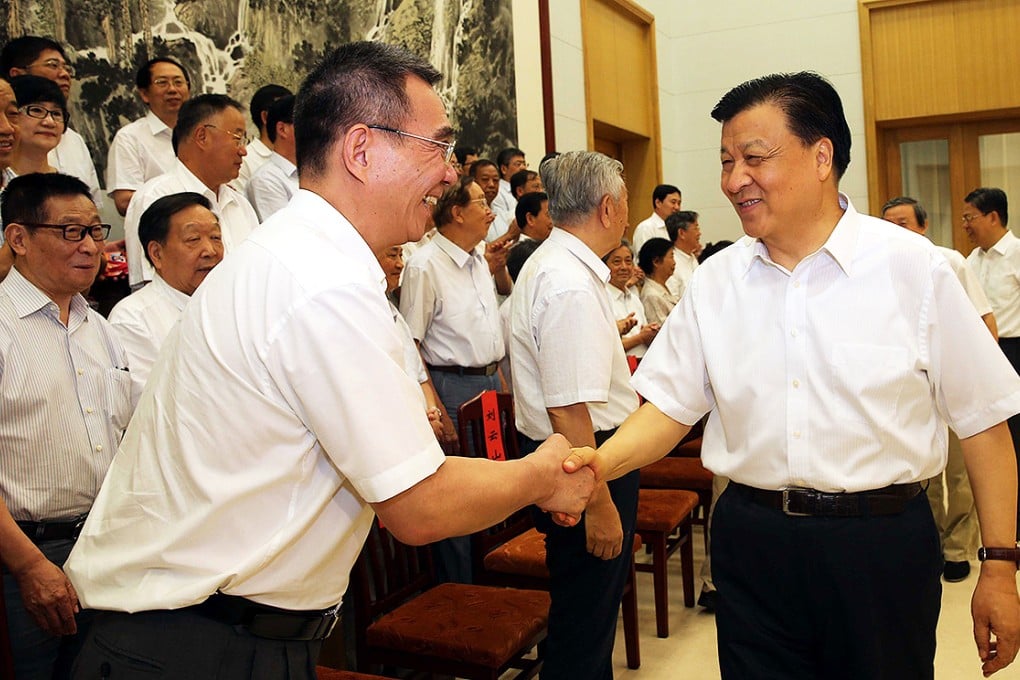 Politburo Standing Committee member Liu Yunshan greets former World Bank Chief Economist Justin Lin Yifu as he meets top thinkers in the seaside resort of Beidaihe. Photo: Xinhua