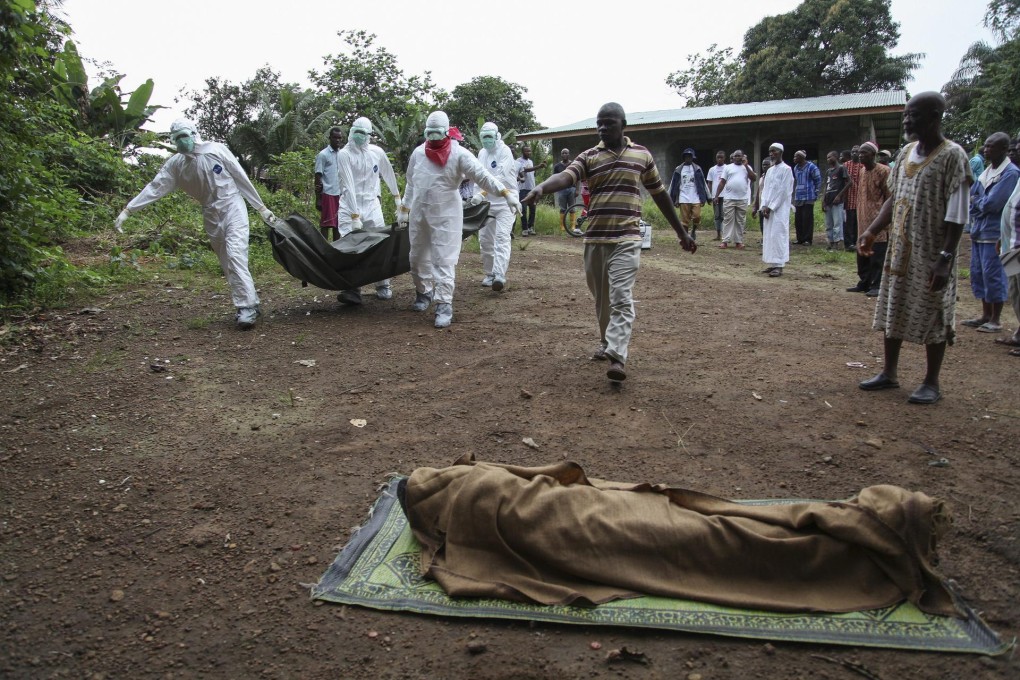 Liberian nurses prepare to bury the bodies of Ebola victims from the Banjor community on the outskirts of Monrovia. Photo: EPA
