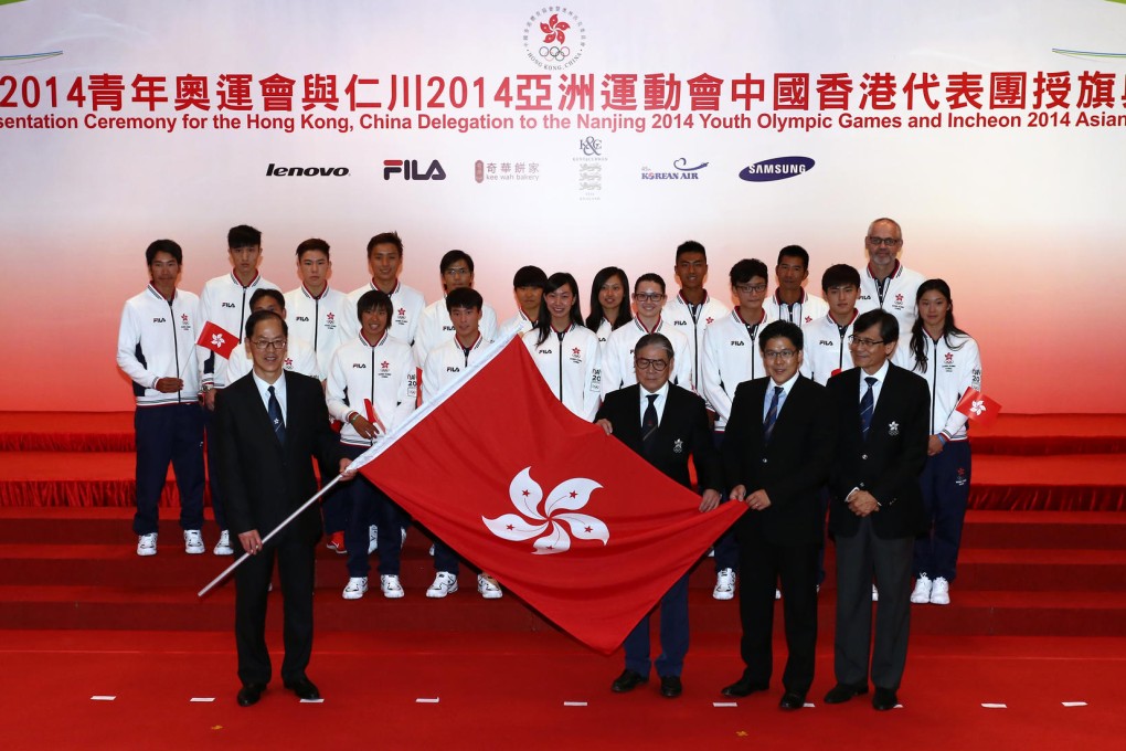 Home Affairs Secretary Tsang Tak-sing (left) with Hong Kong's youth athletes. Photo: Jonathan Wong