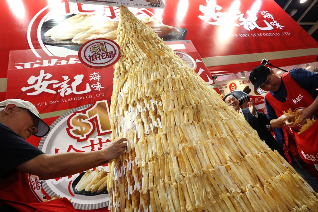 For HK$1, On Kee Dry Seafood invited visitors to grab up to HK$48,000 worth of the dried delicacy from a 36kg fish
maw mountain. Photo: Sam Tsang