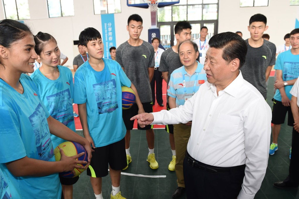 Chinese President Xi Jinping talks with members of the Chinese Youth Olympic delegation in Nanjing. Photo: Xinhua